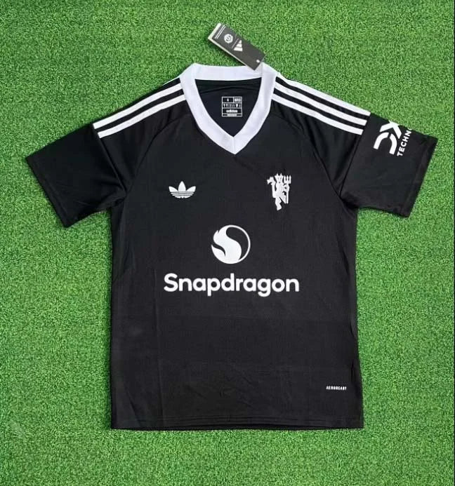 2024/2025 Manchester United Goalkeeper Black Football Shirt